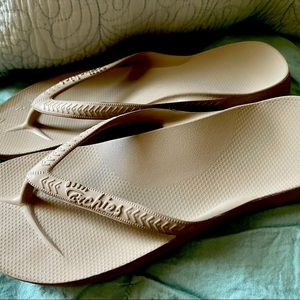 Archie’s brand flip flops, taupe, womens size 7 (mens size 6)